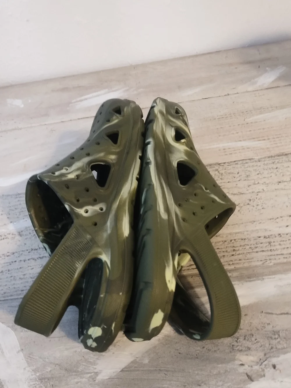 Totes Everywear Clogs Kids Size u.s.a 2-3/UK 2-3  green  Slip On good condition